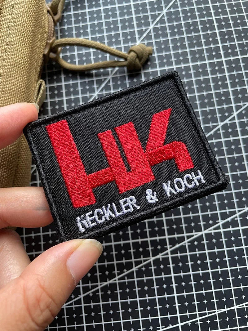Parches tácticos bordados HK con diseño personalizado en primer plano