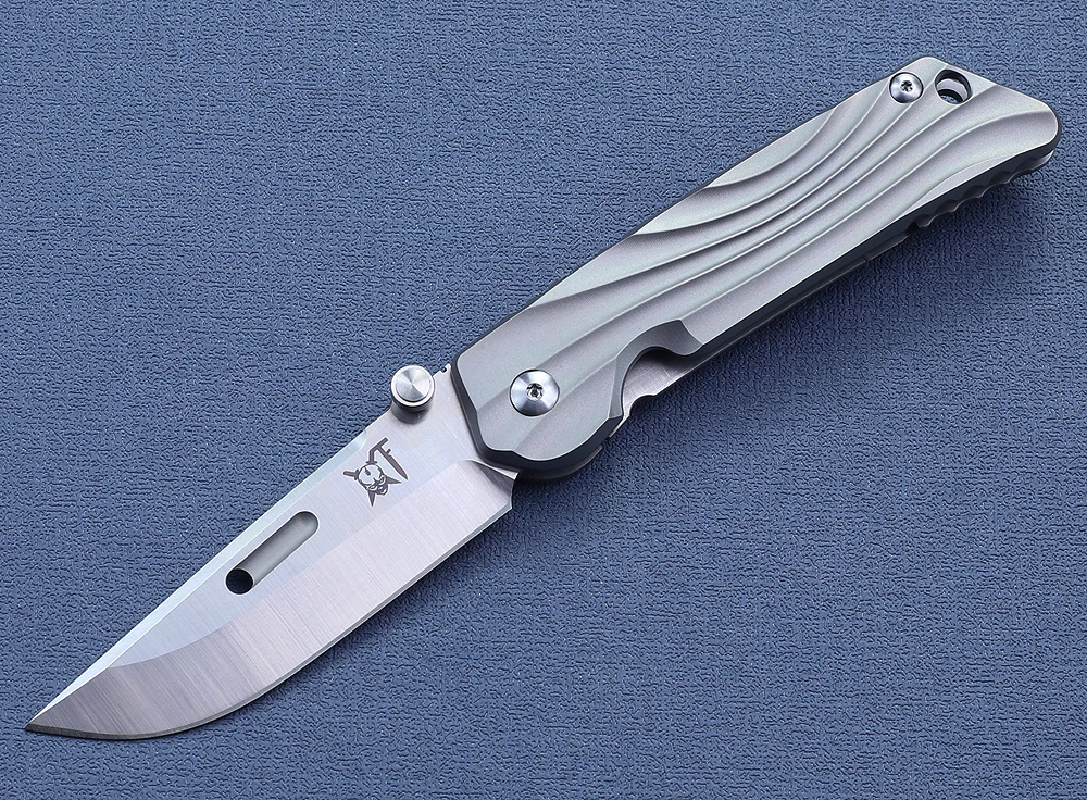 Cuchillo plegable con hoja M390 y mango de titanio