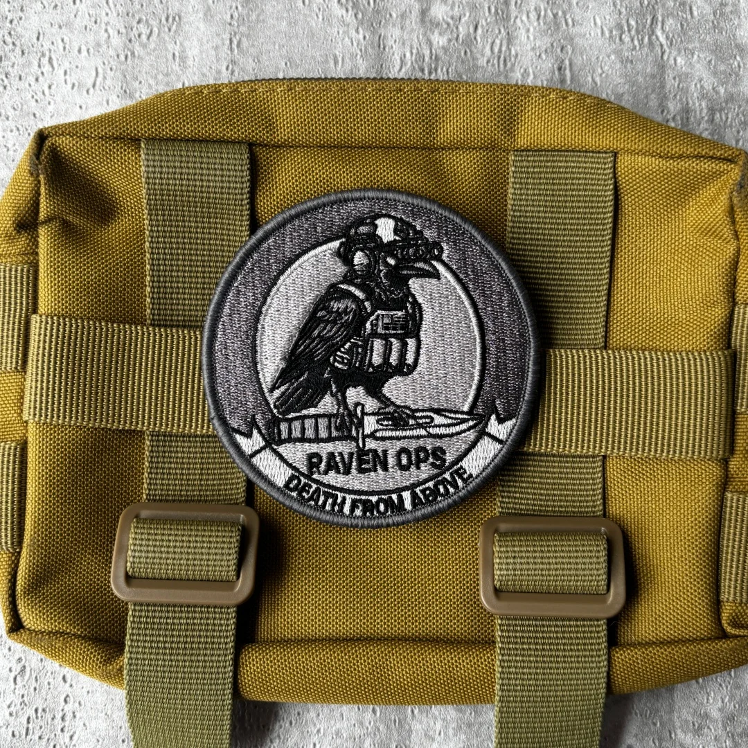 Raven Ops parche bordado táctico cuervo gris con velcro para mochila - imagen 3