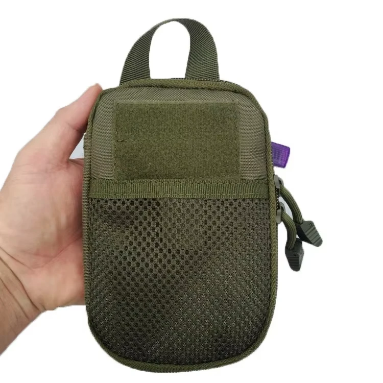 Vista frontal de la bolsa táctica negra con correas Molle