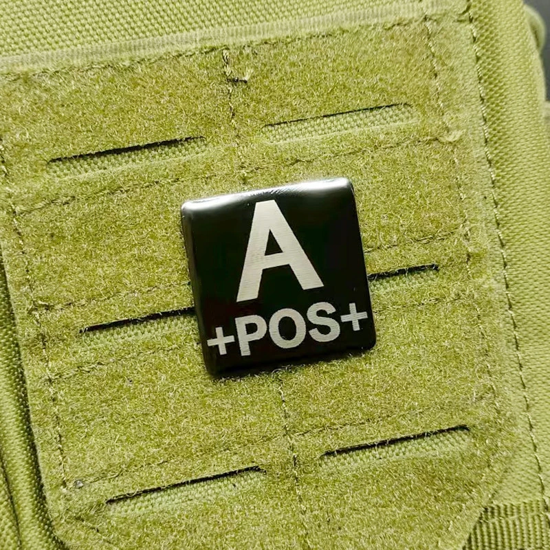 Detalle del material metálico y el diseño del parche