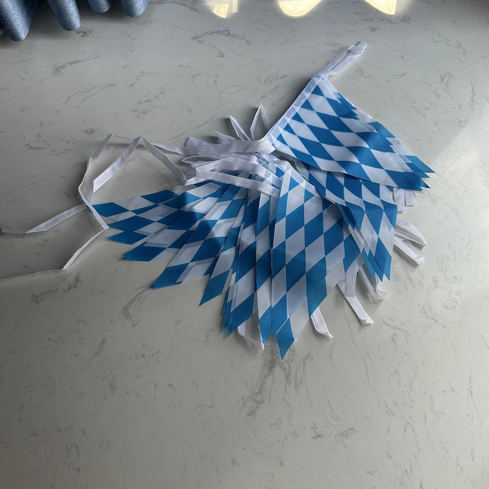 Banderín Oktoberfest de cuadros bávaros con texto Bienvenido