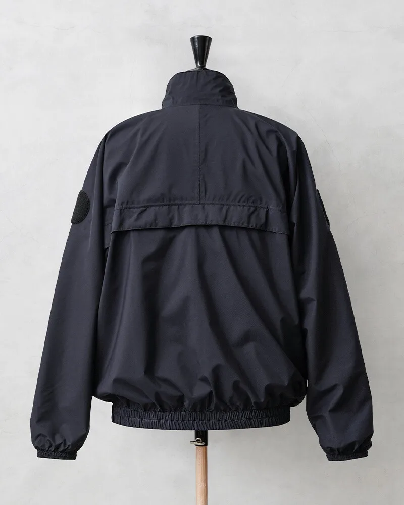 Chaqueta táctica impermeable y cortavientos en uso