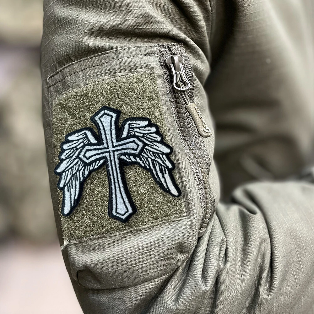 Parche moral bordado alas cruzadas Velcro táctico militar - imagen 3