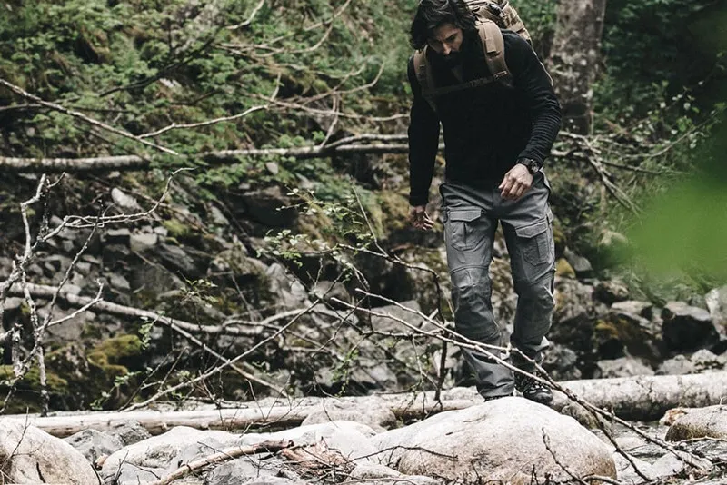 Detalle de bolsillos tácticos con velcro y malla interna de ventilación