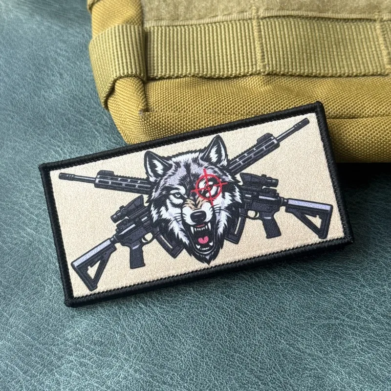 Parche táctico lobo con fusiles cruzados – gancho y bucle airsoft - imagen 2