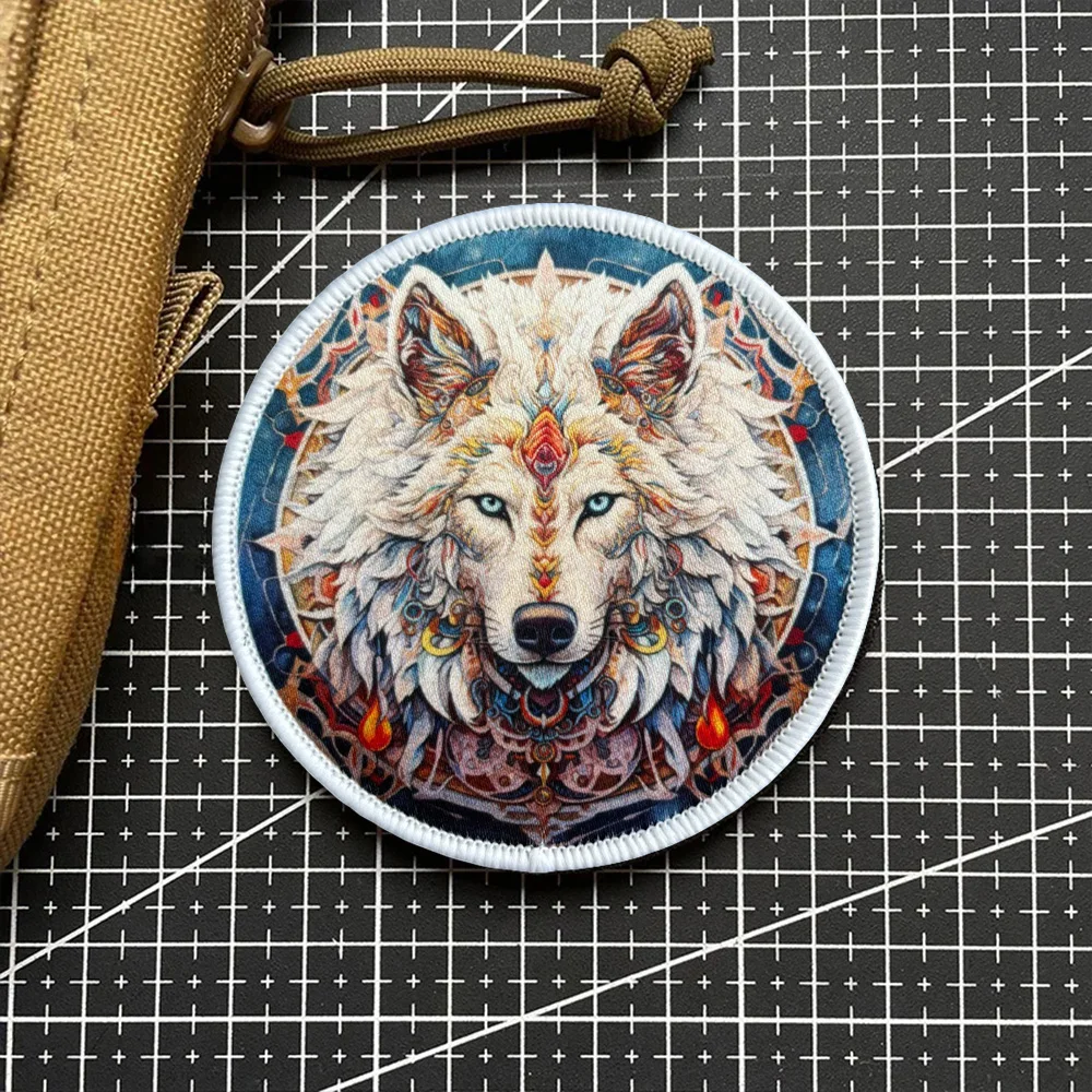 Parche de lobo colocado en una mochila estilo Datura