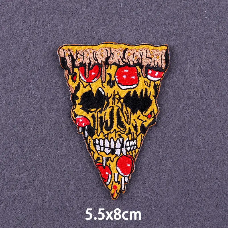 Parches bordados de llama y calavera punk sobre tela negra