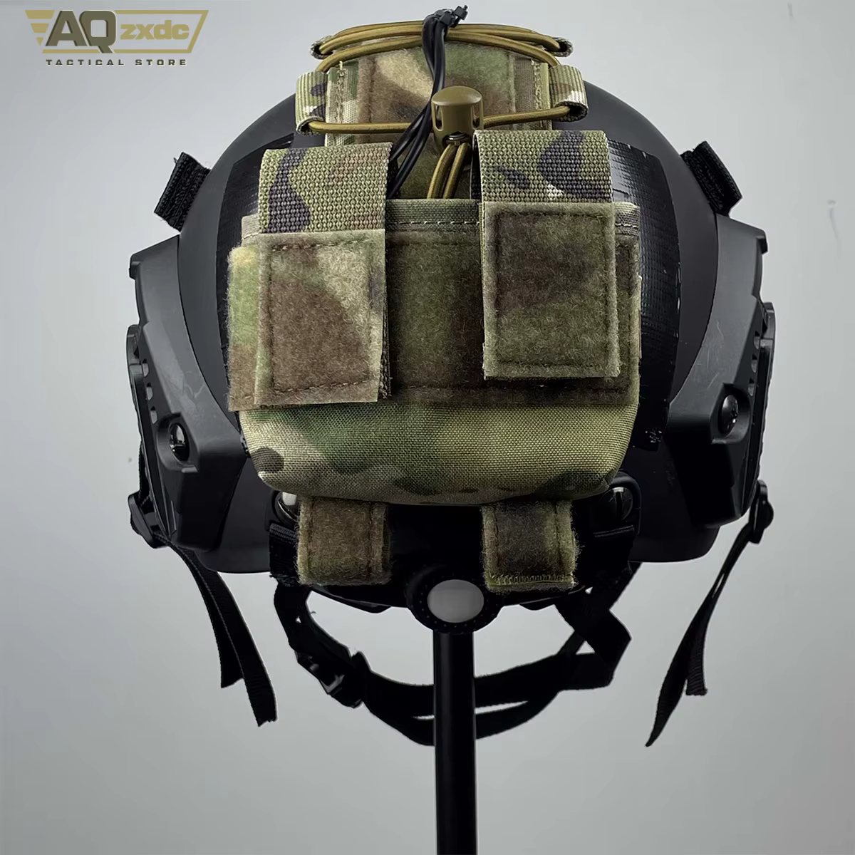 Casco sobre soporte mostrando escala real
