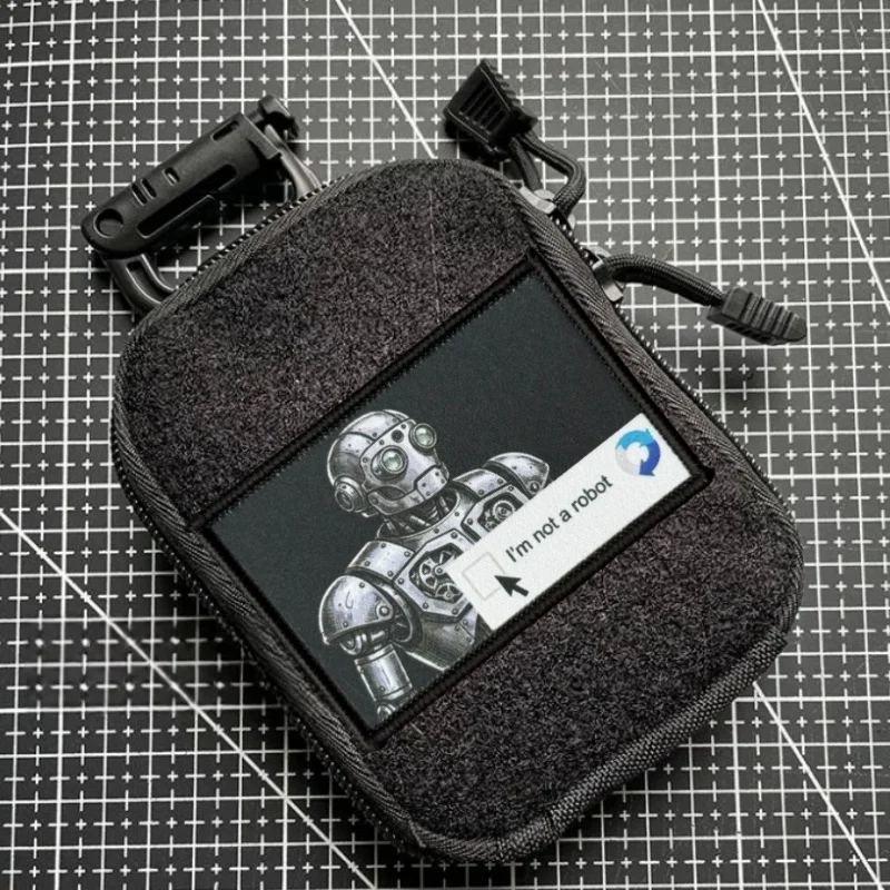 Parche táctico 'No Soy un Robot' adhesivo para brazaletes y mochilas - imagen 2