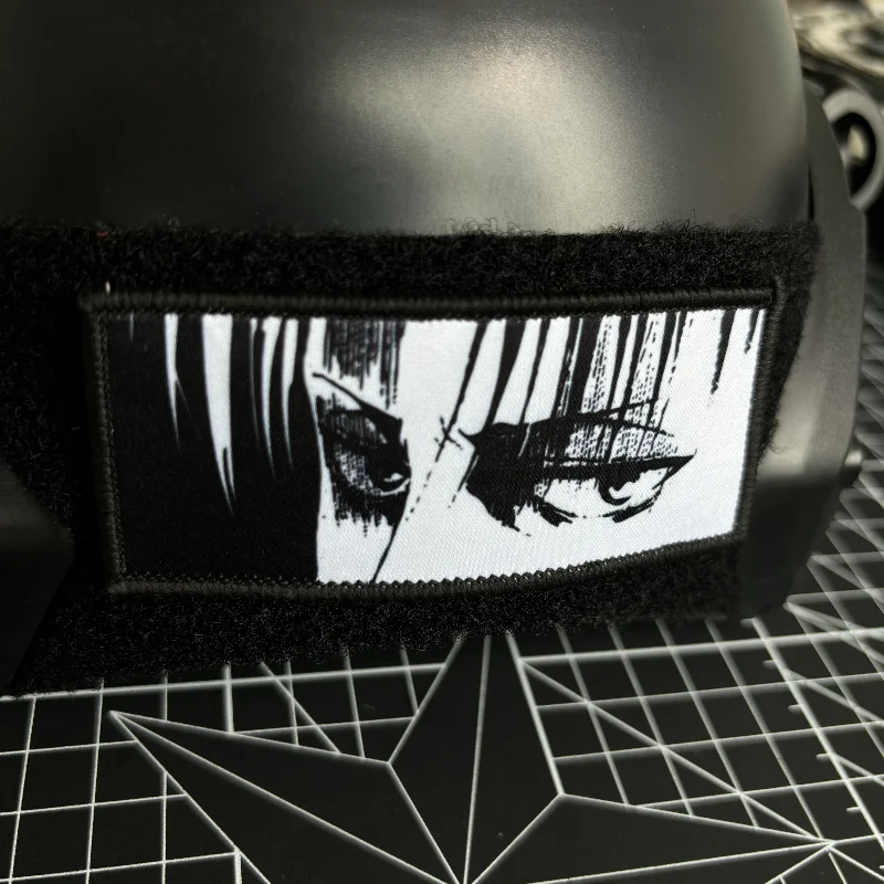 Parche Levi Ackerman insignia Titanes con gancho y bucle para mochilas - imagen 2