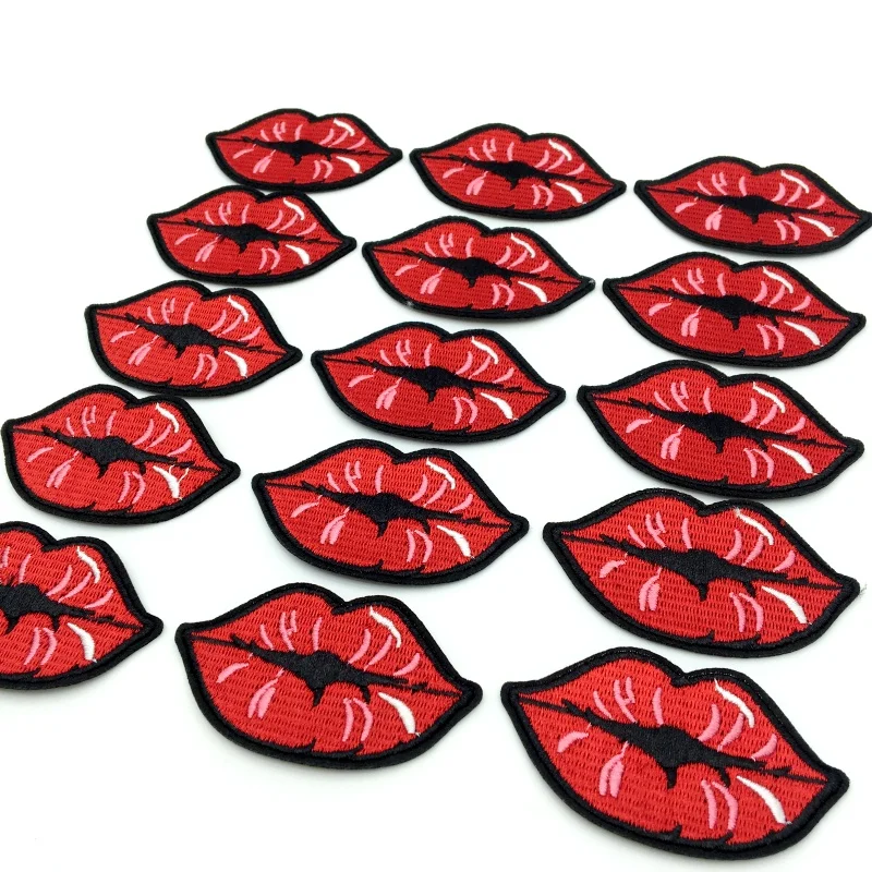 Detalle del bordado en relieve de los parches de labios