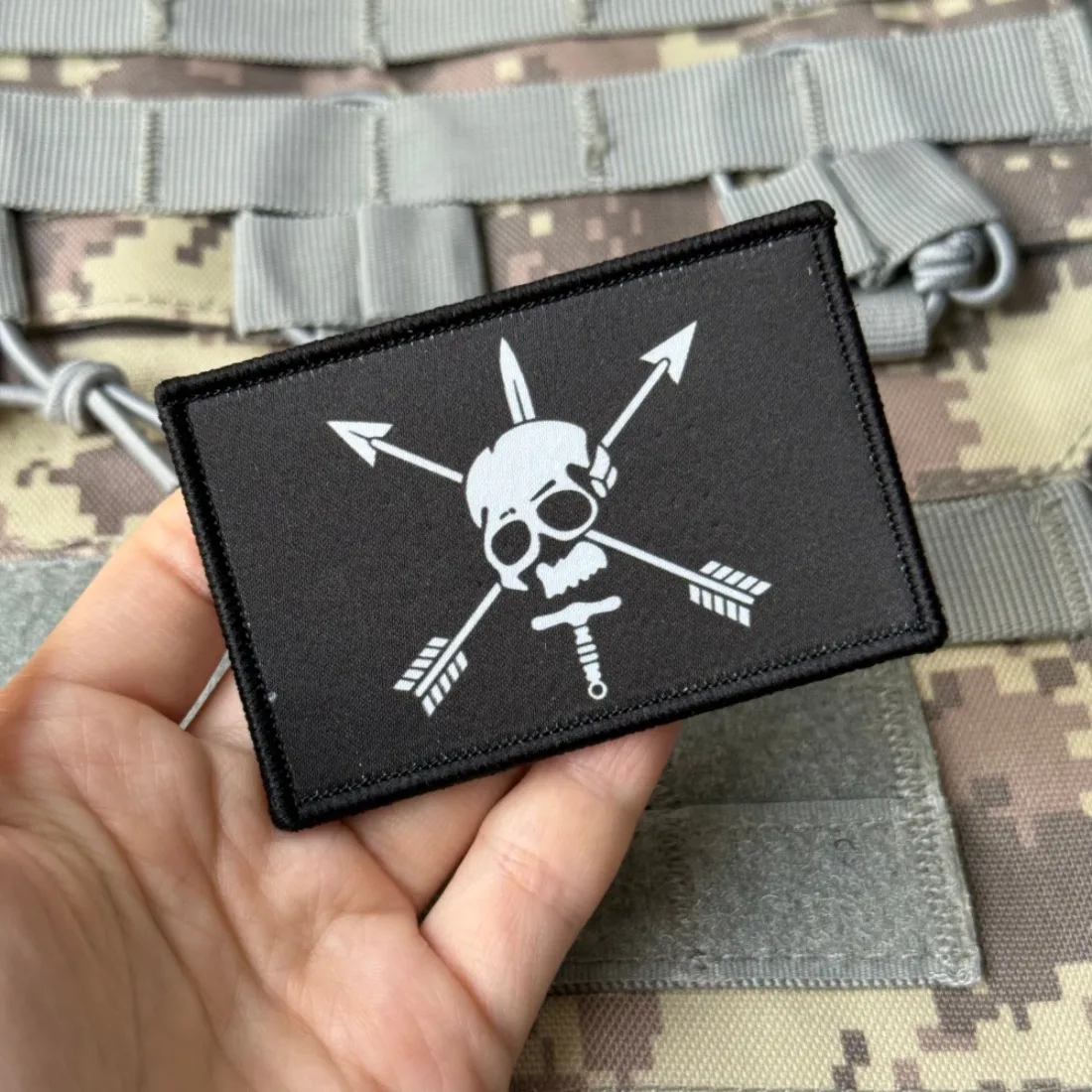 Parche táctico Morale Stealth Black de calavera y flechas cruzadas - imagen 4