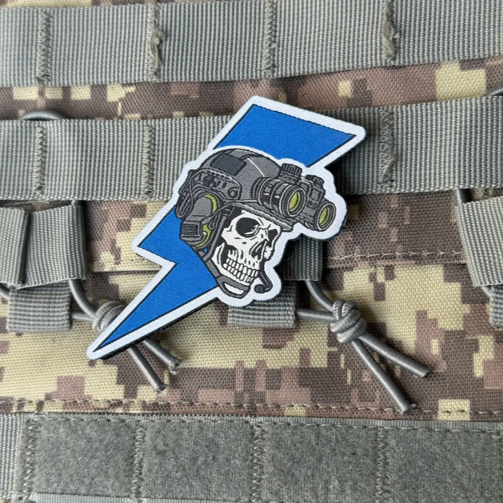 Parche táctico militar rayo y calavera con velcro para brazo