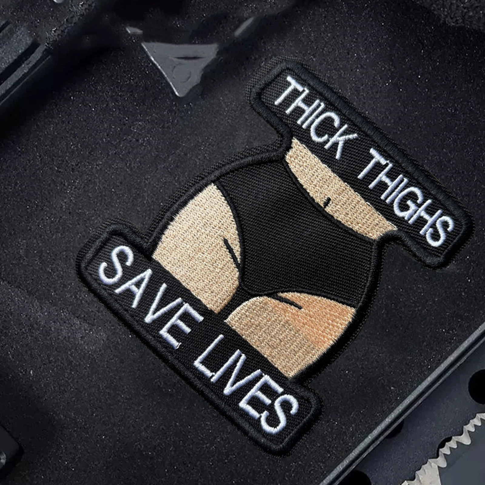 Parche táctico bordado moral meme Thick Thighs Save Lives velcro - imagen 2