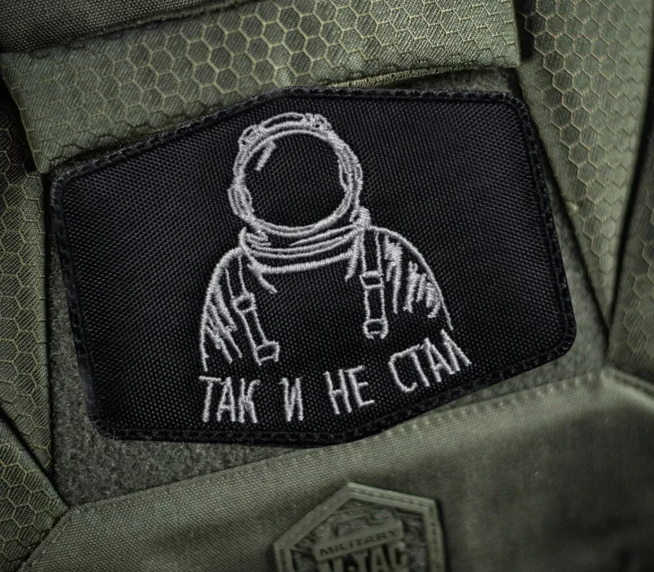 Parche táctico astronauta en fondo oscuro