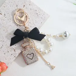 Llavero elegante Torre Eiffel mini con botella perfume y lazo negro