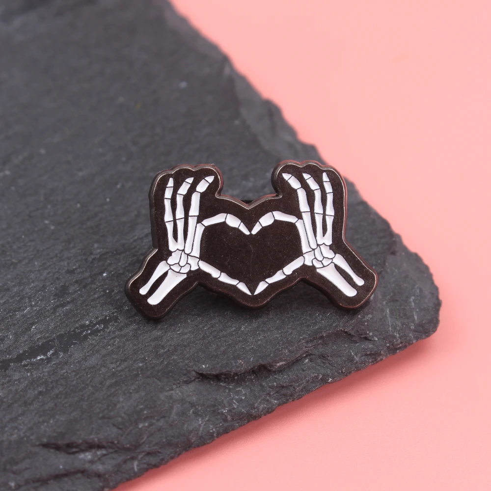 Broche esmaltado manos de esqueleto estilo clásico infantil - imagen 3