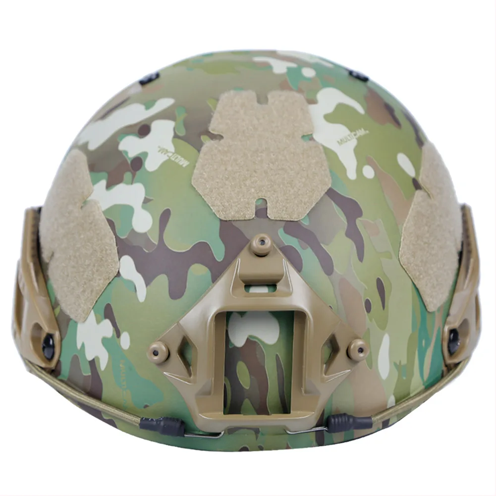 Casco táctico AF en entorno de entrenamiento al aire libre