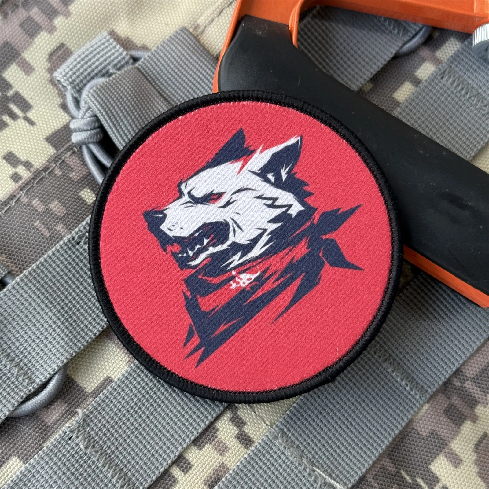 Parche táctico lobo ojos rojos – Velcro para mochila o chaqueta - imagen 5