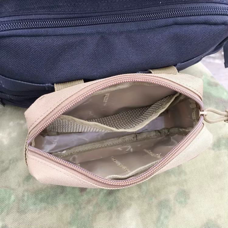 Bolsa táctica MOLLE EDC vista frontal con compartimentos