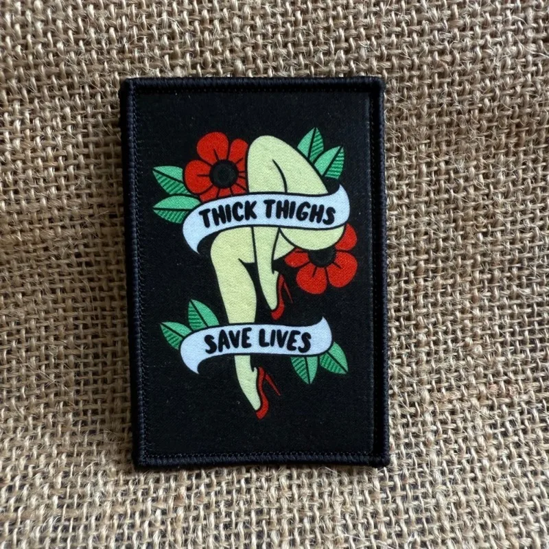 Parche táctico Muslos Gruesos Salvan Vidas retro floral – Para chaleco y mochila - imagen 2