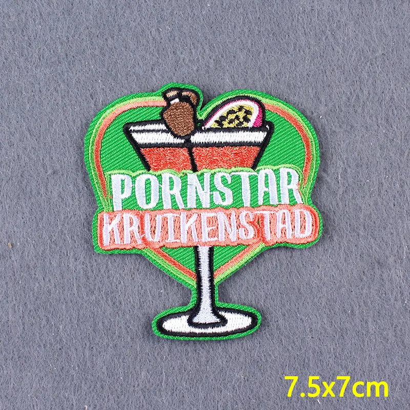 Detalle de parche bordado en tela vaquera