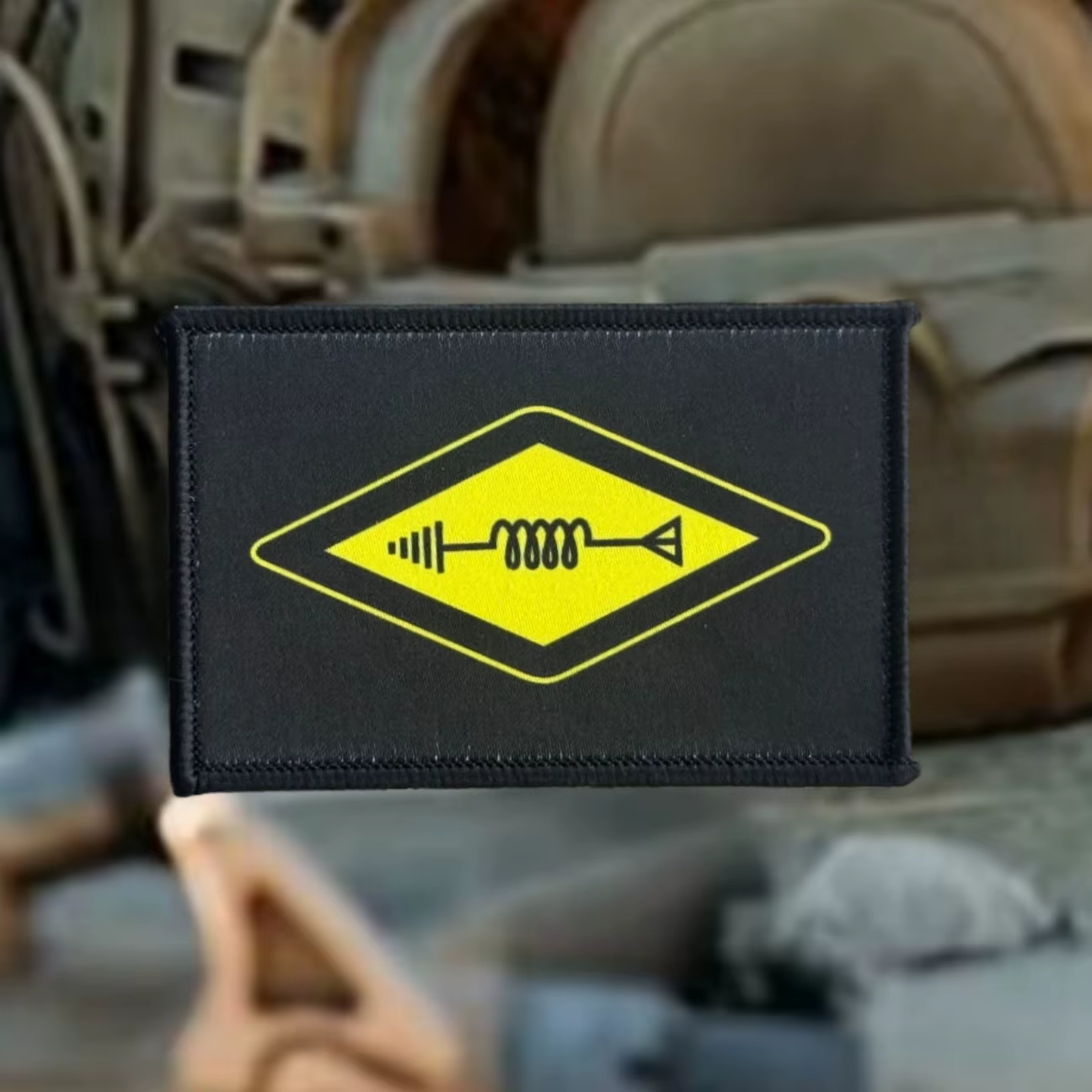 Parche moral militar aplicado en equipamiento táctico