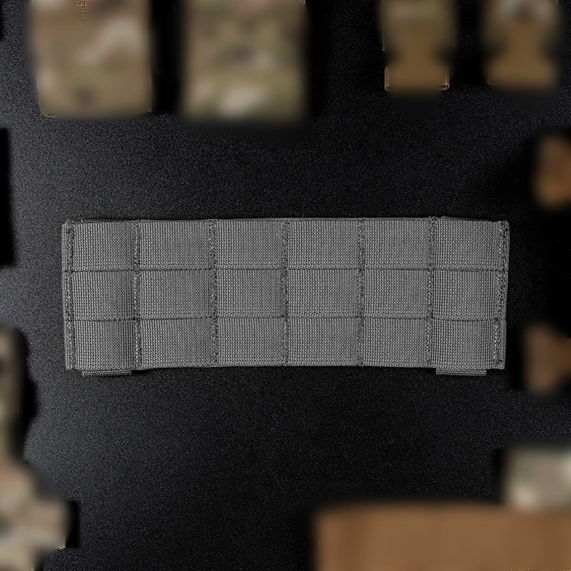 Vista frontal del chaleco de caza con sistema MOLLE y panel ajustable