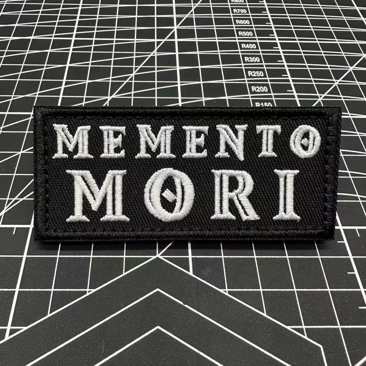 Parche táctico Memento Mori con velcro hook y loop para mochila - imagen 4