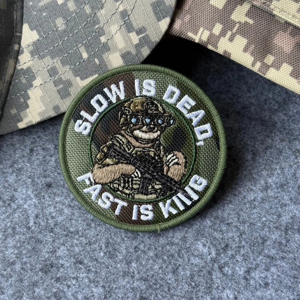 Parche táctico velcro con frase Slow Is Dead Fast Is King y perezoso