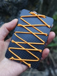 Tarjetero EDC fibra de carbono con cordón elástico para organización