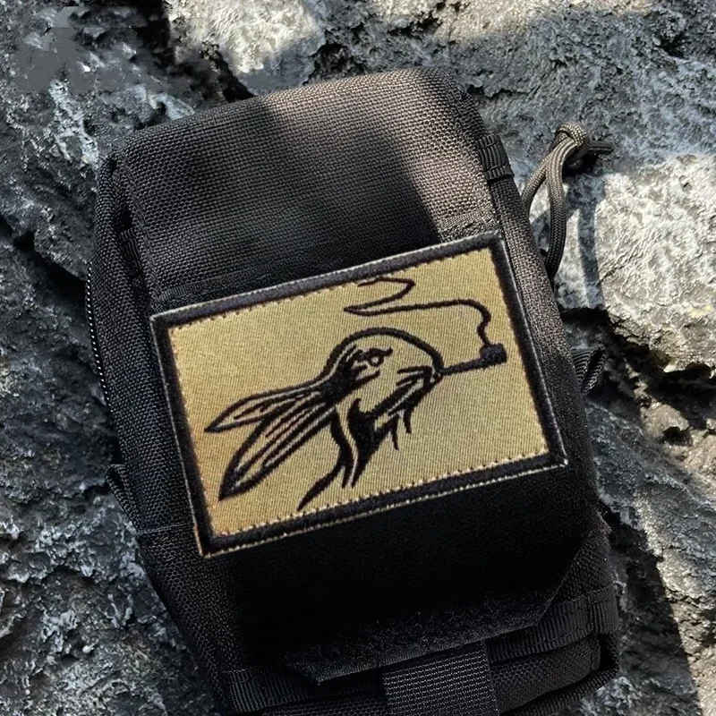 Parche aplicado sobre una mochila negra ilustrando su adherencia