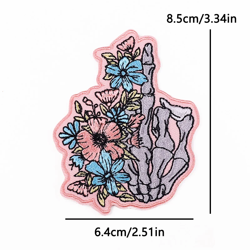 Set con motivos naturales y bordados