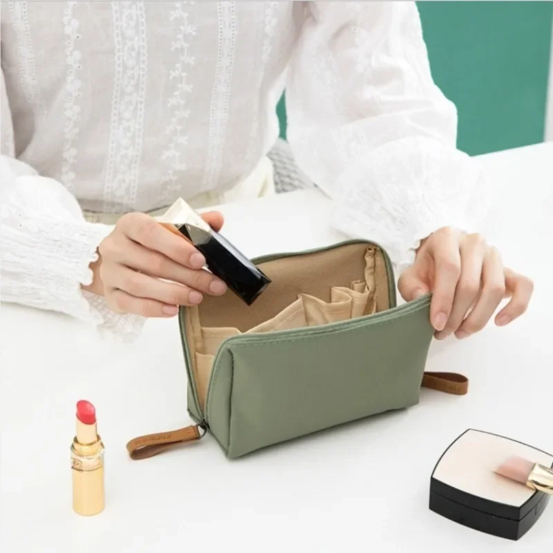 Bolsa de cosméticos mini resistente para viaje, neceser portátil - imagen 4