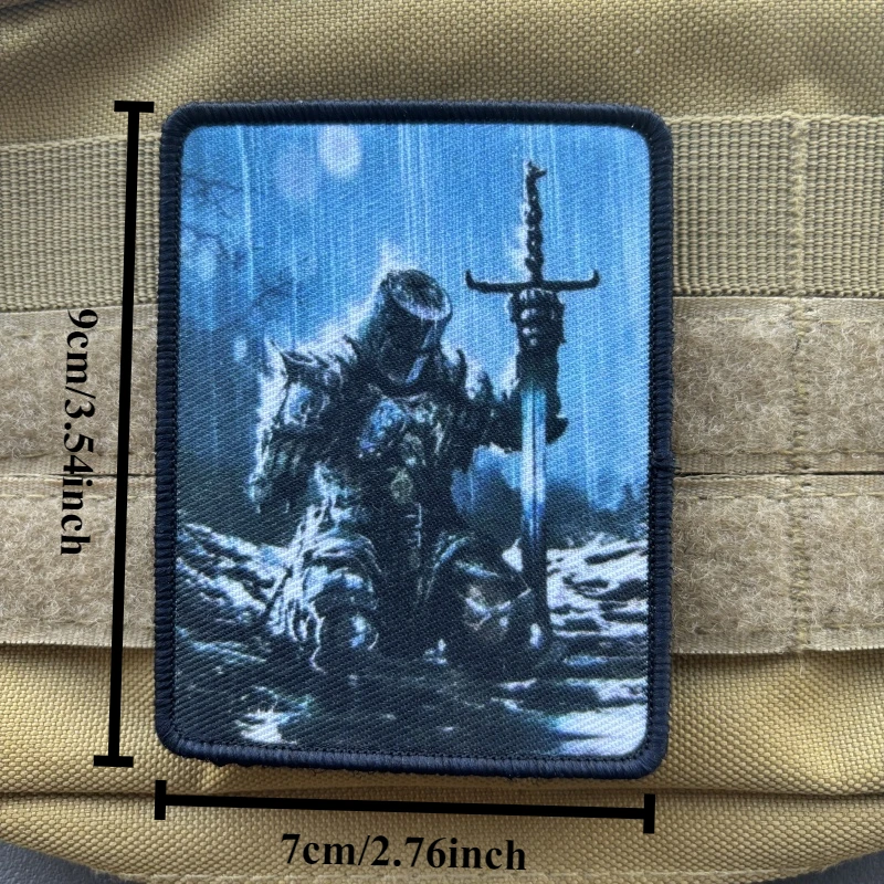 Parche morale patch military expuesto sobre superficie para mostrar relieve y calidad del bordado