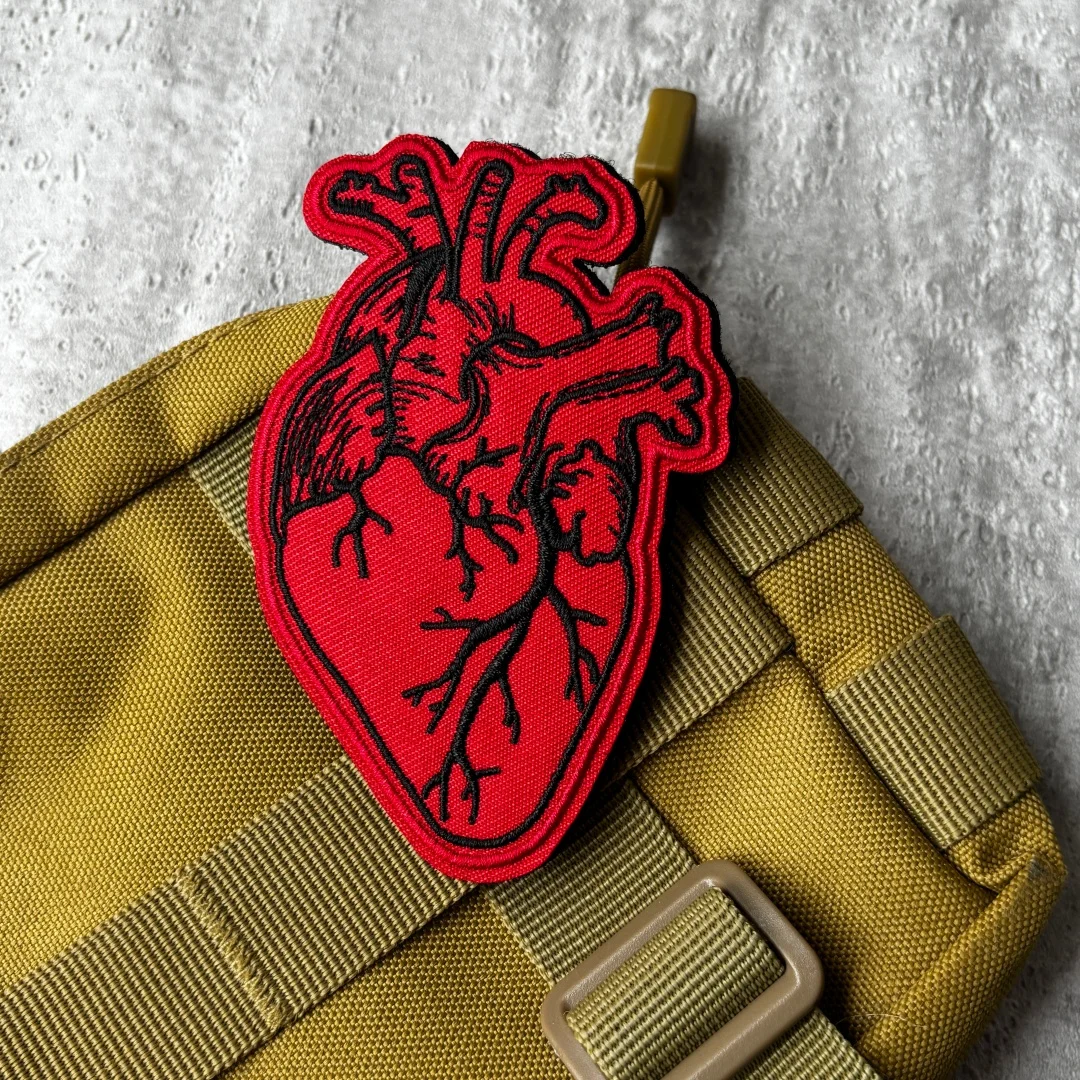Parche táctico bordado corazón rojo anatómico con velcro - imagen 3