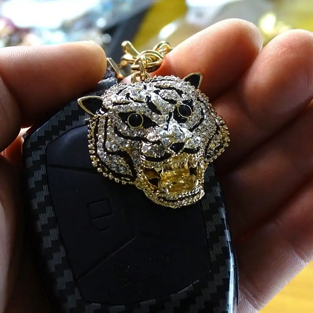 Llavero metálico leopardo con colgante de pedrería para bolso - imagen 2