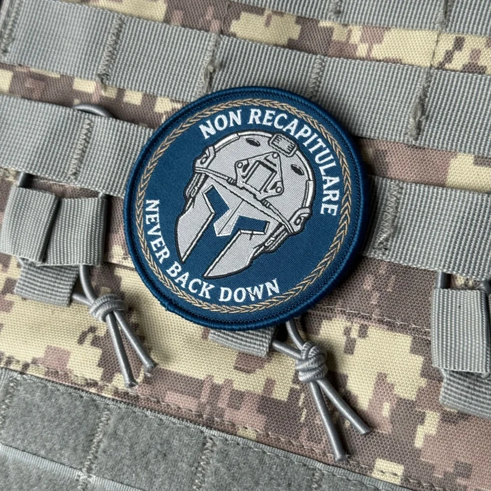 Parche táctico bordado Never Back Down con velcro para brazalete - imagen 5