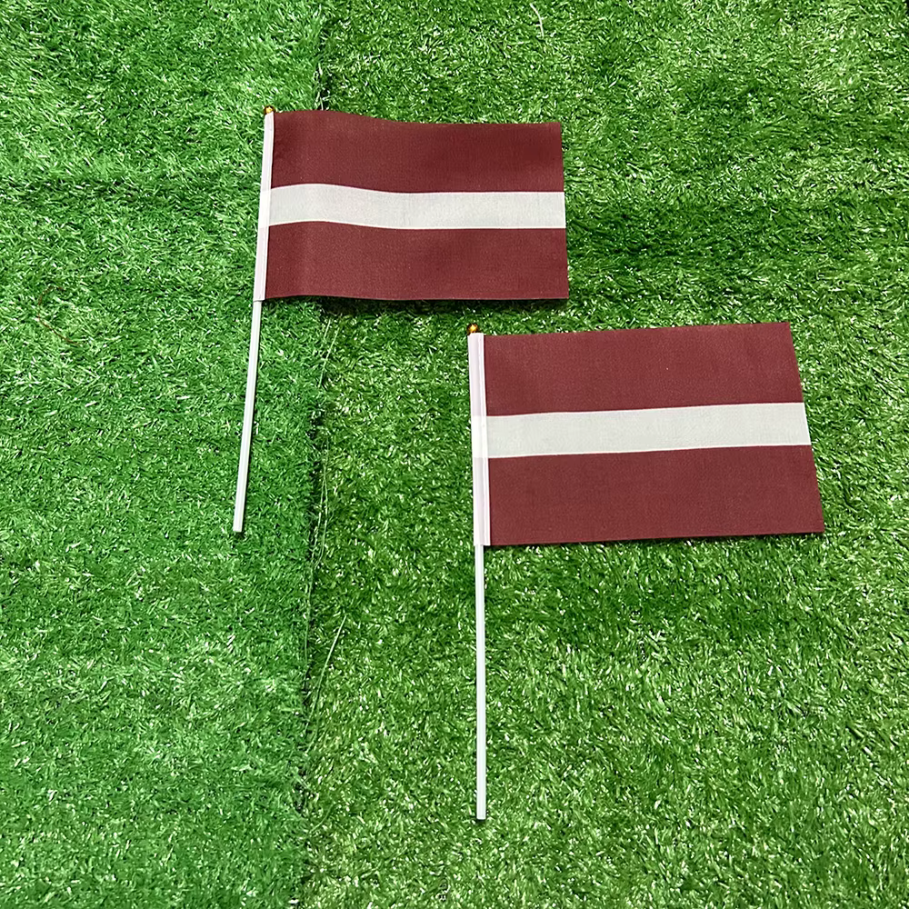 Bandera de Letonia con asta plástico para ondear y decoración