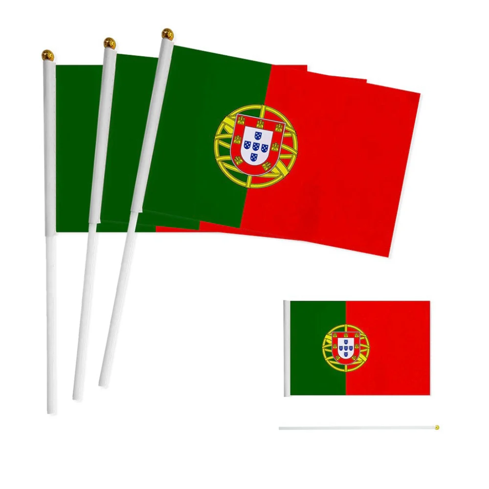 Bandera de Portugal de mano con escudo y esfera armilar ondeando