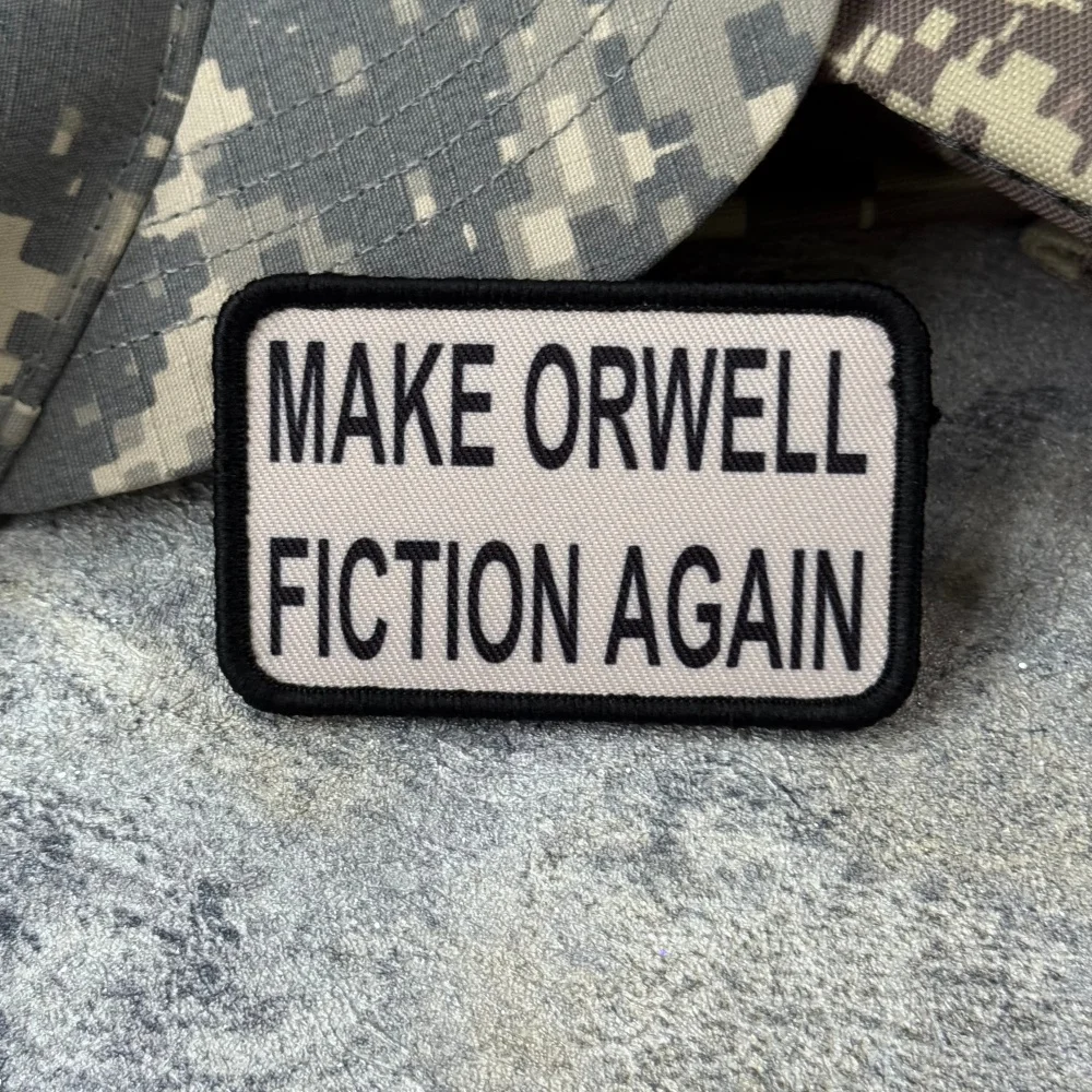 Parche táctico con lema Orwell en letras impresas, velcro MOLLE - imagen 2