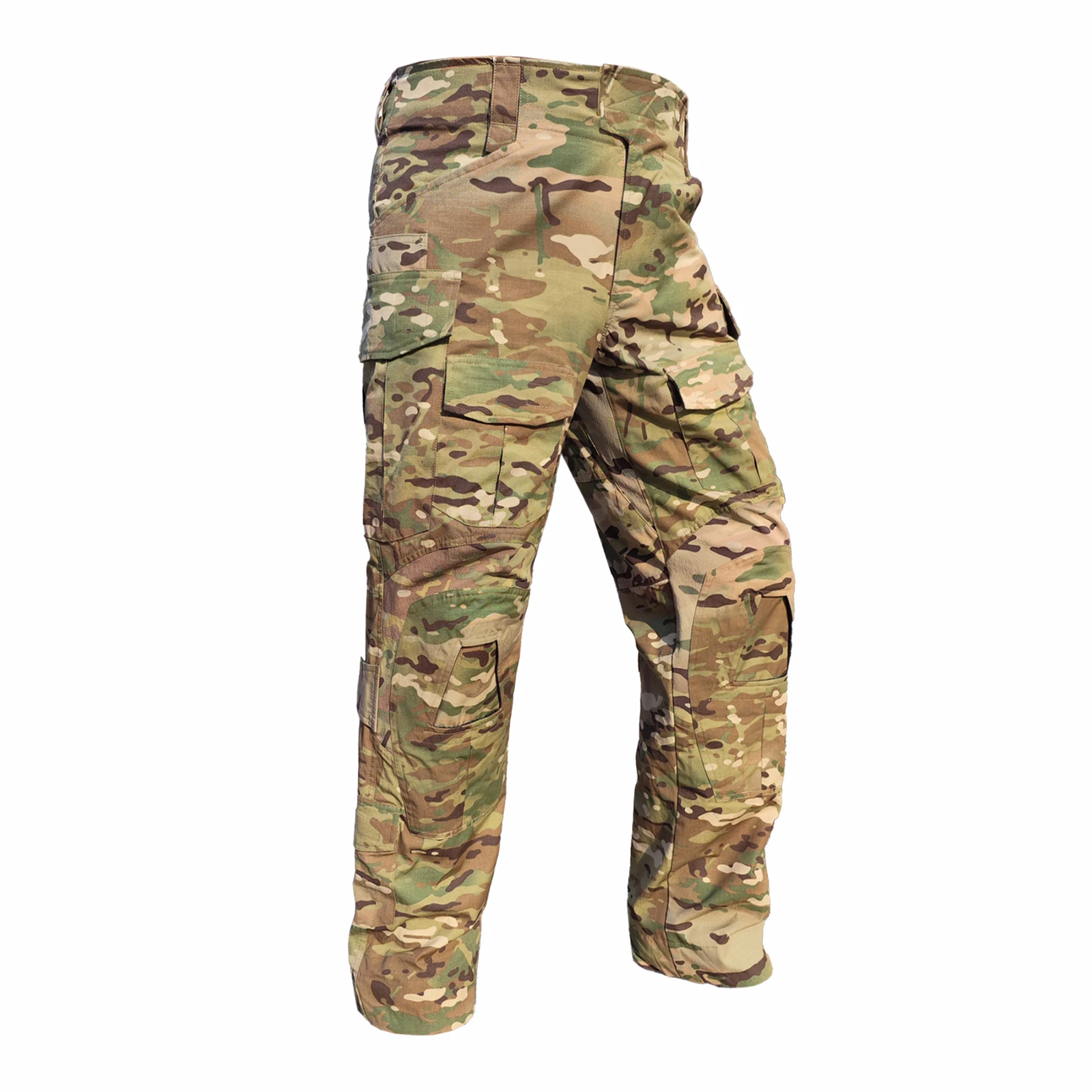 Detalle de los pantalones en camuflaje para todo terreno