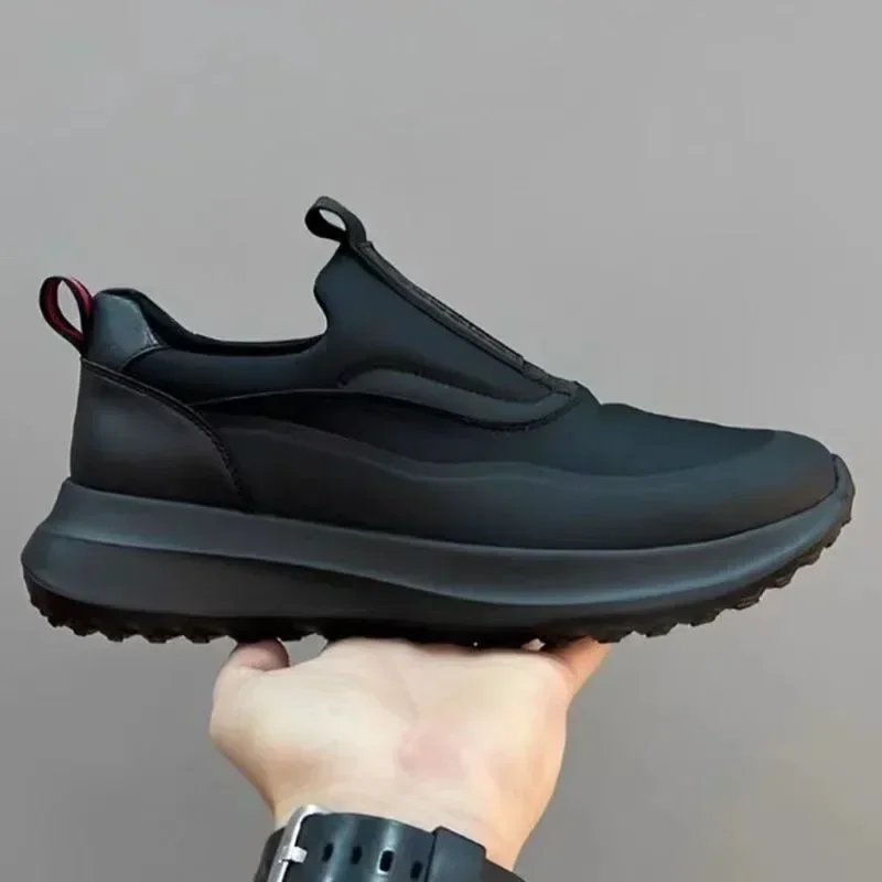 Zapatilla deportiva negra de perfil