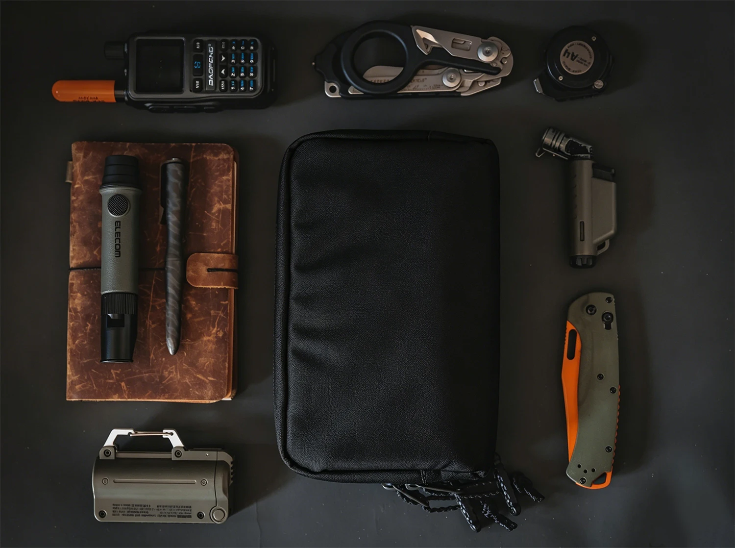Organización de dispositivos y accesorios de viaje