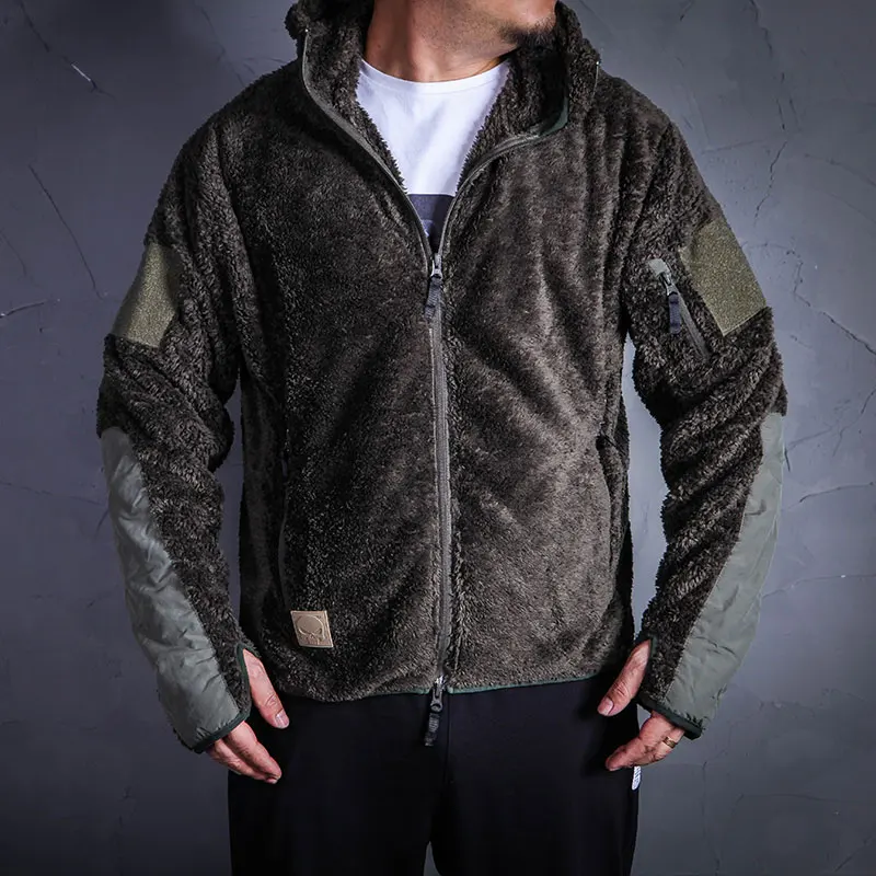 Detalle de la chaqueta táctica acolchada y felpa