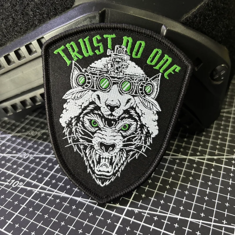 Parche táctico bordado Trust No One Wolf visión nocturna con velcro - imagen 2