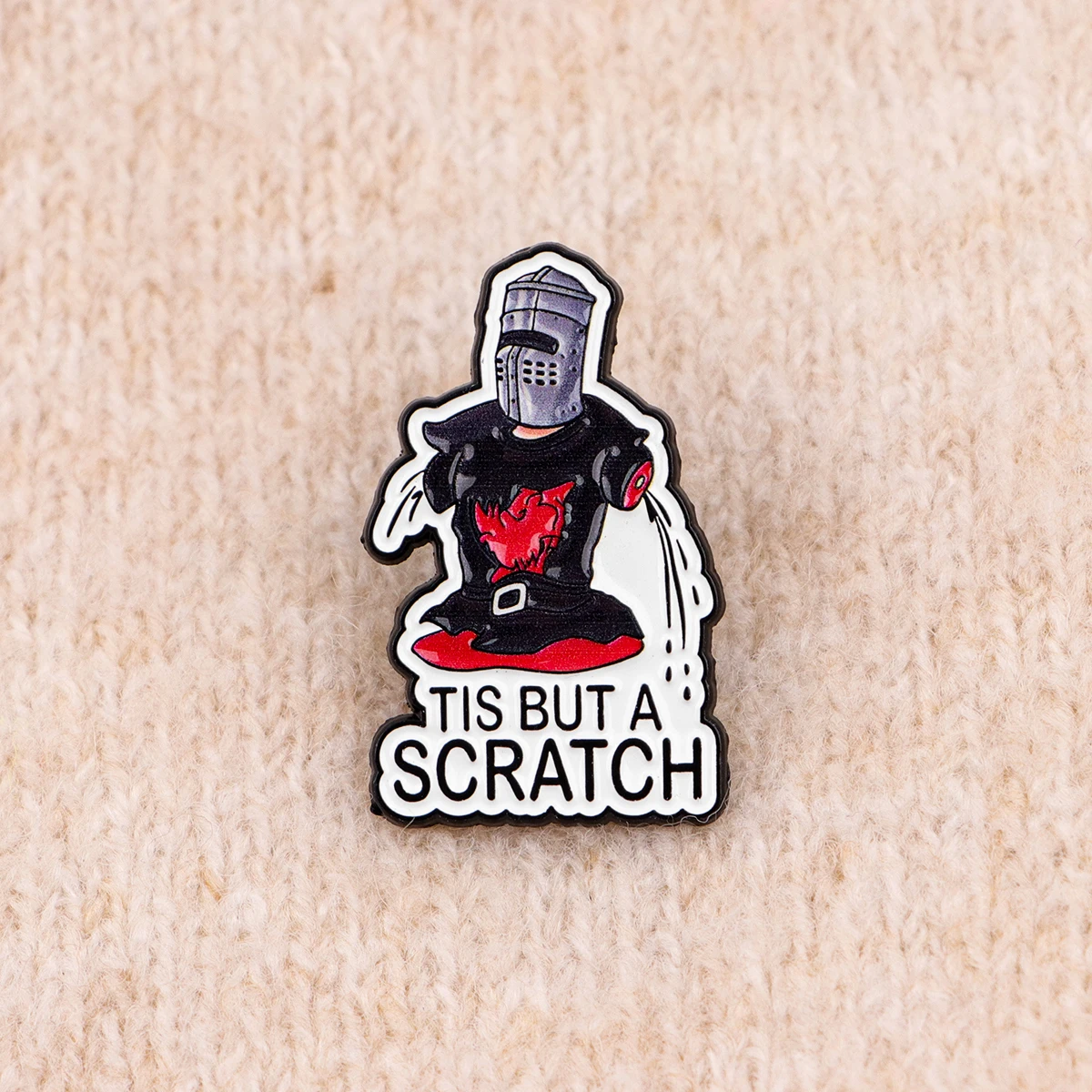 Pin esmaltado Caballero Negro – 'Tis But A Scratch' para mochila - imagen 5
