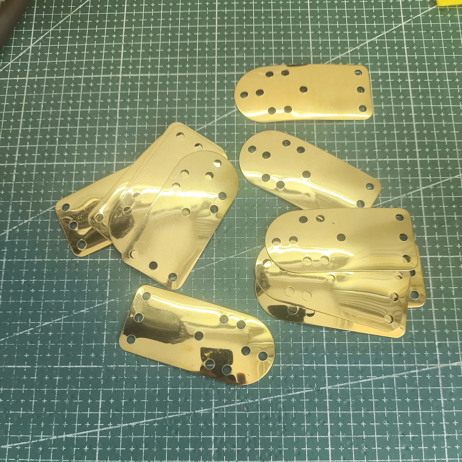 Placa bajo luz mostrando su acabado metálico