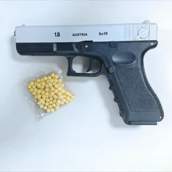 Pistola de juguete blanca y negra con expulsión de cartuchos vacíos